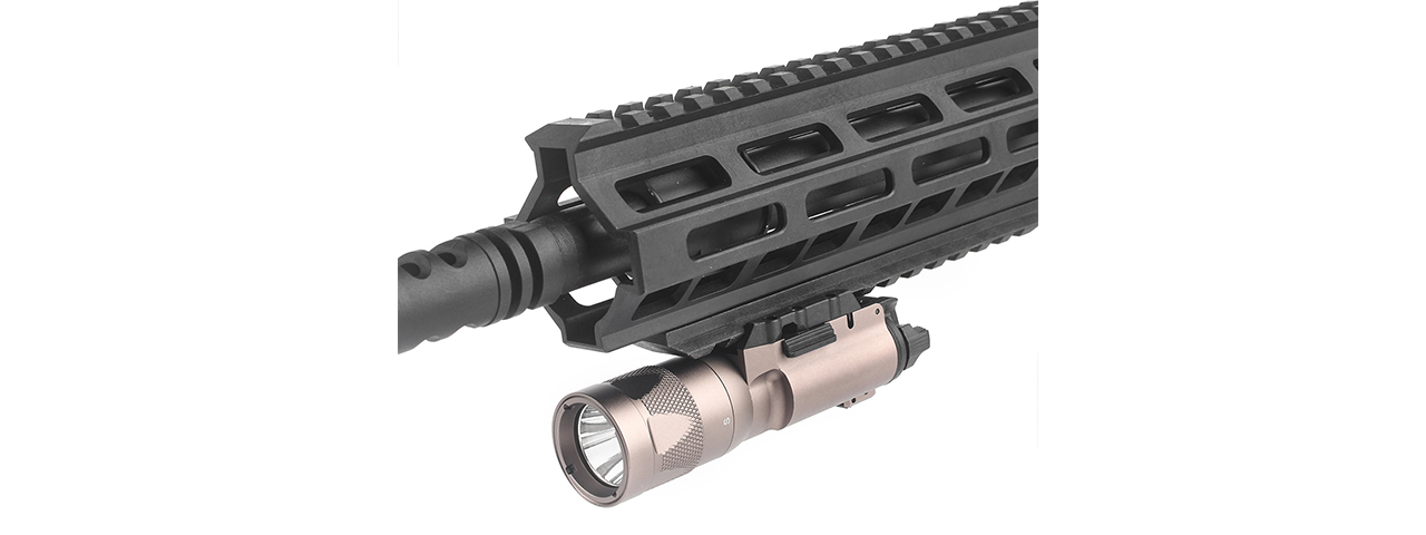 Night Evolution X300U Tactical Pistol Light - DARK EARTH - Click Image to Close